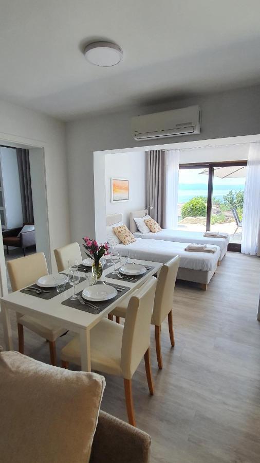 Divine View Apartma *