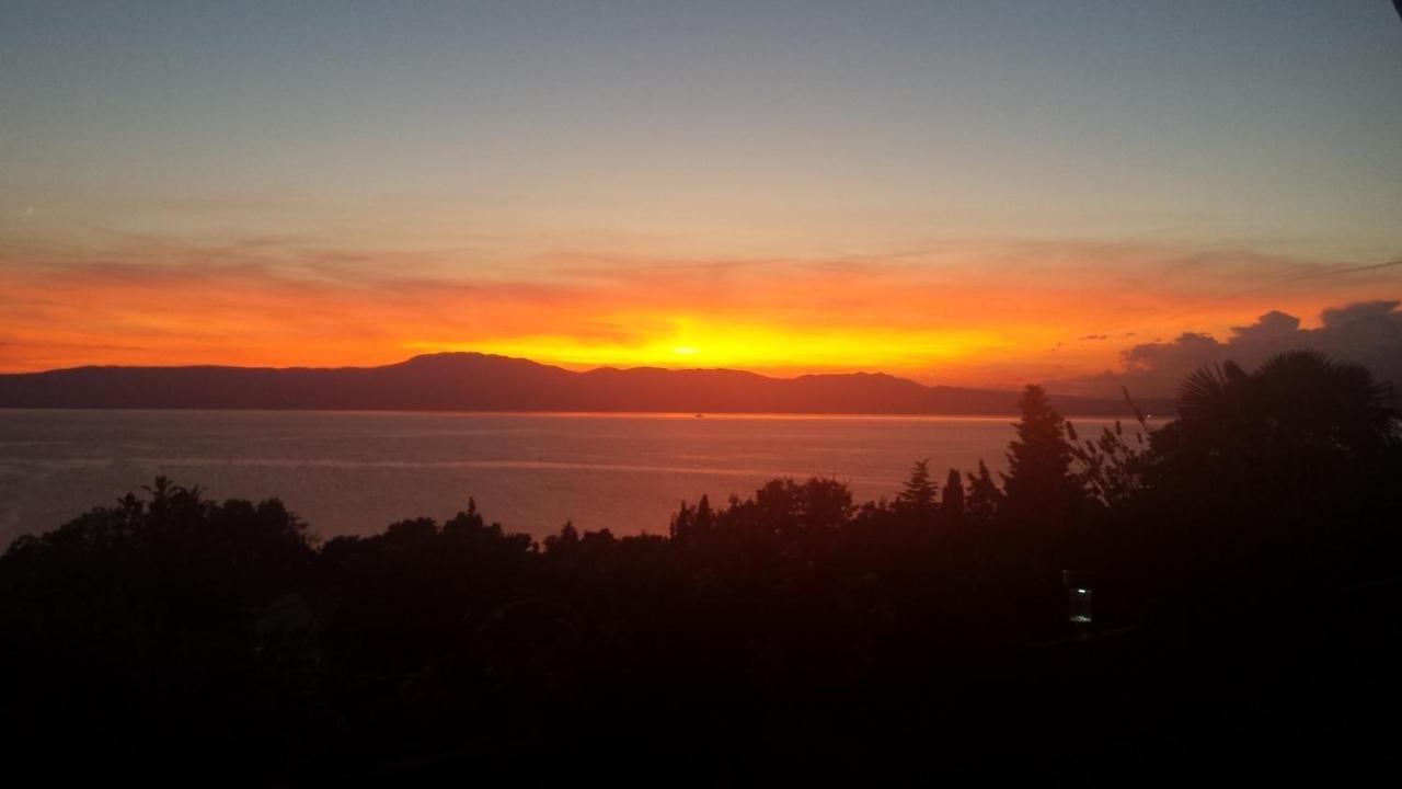 Divine View Apartma *